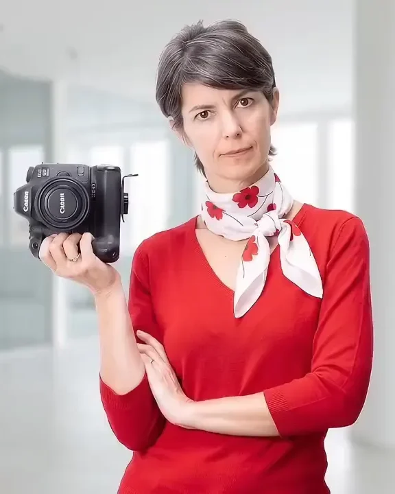 Ilia Da Lozzo, fotografa ritrattista e socia di Primo Piano Studio, con la macchina fotografica in mano
